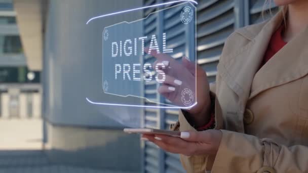 Geschäftsfrau interagiert mit HUD Digital Press — Stockvideo