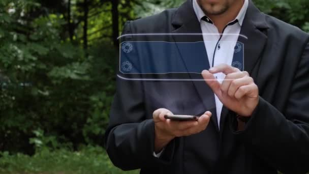 Empresario utiliza holograma con texto en línea 24 7 — Vídeos de Stock