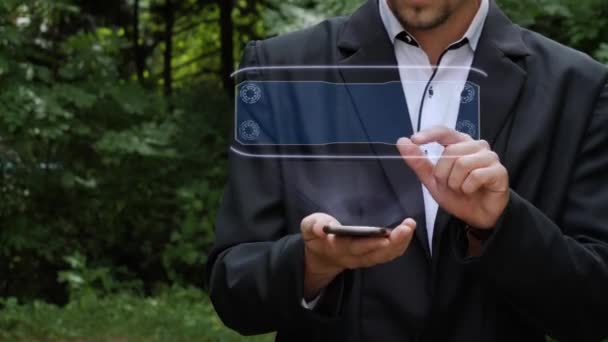 Zakenman gebruikt hologram met tekst mHEALTH — Stockvideo