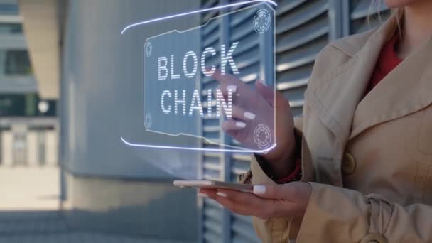 Businesswoman interactúa con HUD Block Chain — Vídeos de Stock