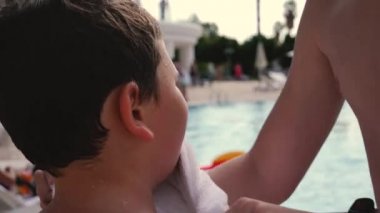 Çocuklar dinleniyor.