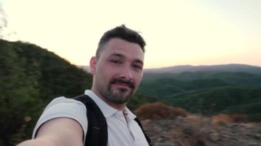 Gezgin başparmak kaldırıyor