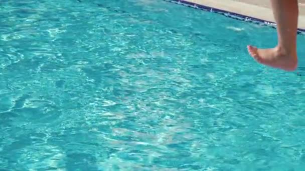 Chico saltando en la piscina — Vídeo de stock