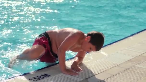 Miúdo a sair da piscina — Vídeo de Stock