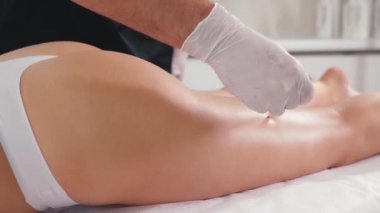 Doktor işaretler çiziyor