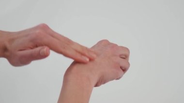 Kadın krem sürüyor.