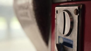 Madeni para deliğe yerleştiriliyor