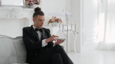 Genç adam hologram ücreti kullanıyor.