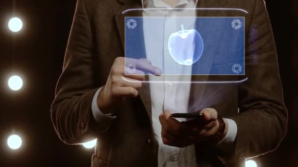 Бизнесмен показывает голограмму с яблоком — стоковое видео