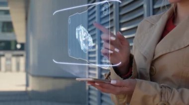 İş kadını HUD şasesi ile etkileşim içinde