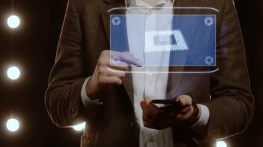 İşadamı bilgisayar mikroçipli hologramı gösteriyor