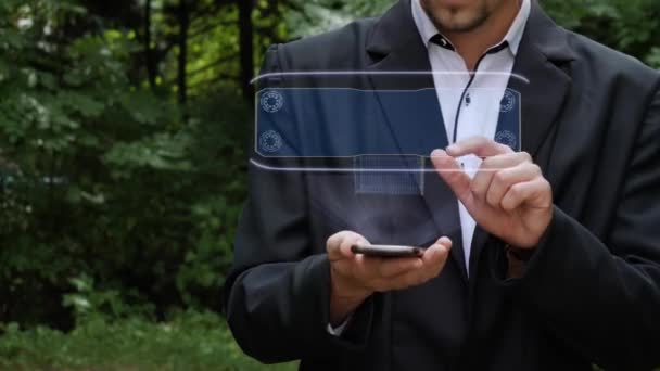 İşadamı kargo konteynırıyla hologram kullanıyor. — Stok video