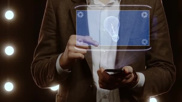 Homme d'affaires montre hologramme avec lampe à incandescence — Video