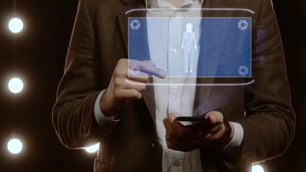 Empresario muestra holograma con cuerpo femenino — Vídeos de Stock