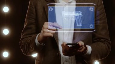 İşadamı hologramı silahlı gösteriyor.