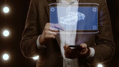 İş adamı, hologramı kamyonetle gösteriyor.