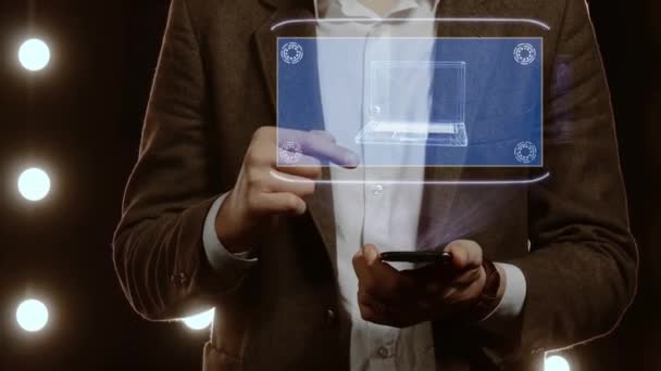 Empresário mostra holograma com laptop antigo — Vídeo de Stock