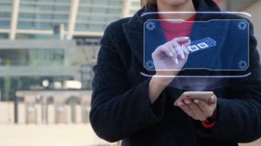 Kadın HUD USB sürücüsüyle etkileşim içinde