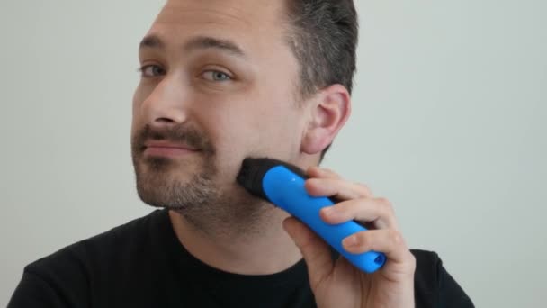 Muž si holí tvář — Stock video