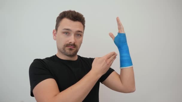 Man shows plaster cast — Stock Video