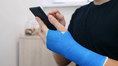 Fiberglas döküm el internette telefon sörfü yapıyor.