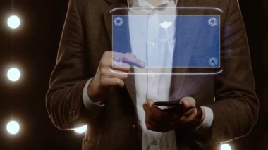 İş adamı gül çiçekli hologramı gösteriyor