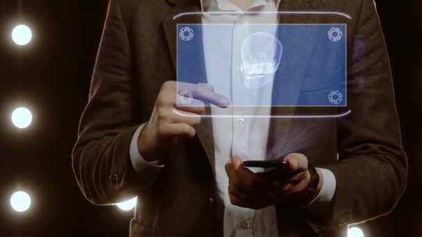 İş adamı insan kafatasıyla hologram gösteriyor. — Stok video