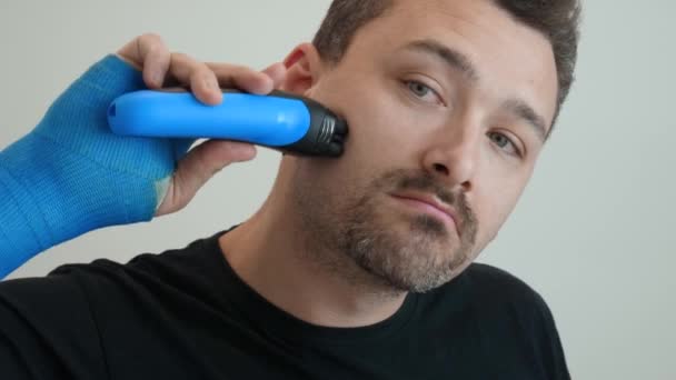 El hombre se afeita la mejilla — Vídeos de Stock