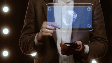 İş adamı kol saati ile hologram gösteriyor.