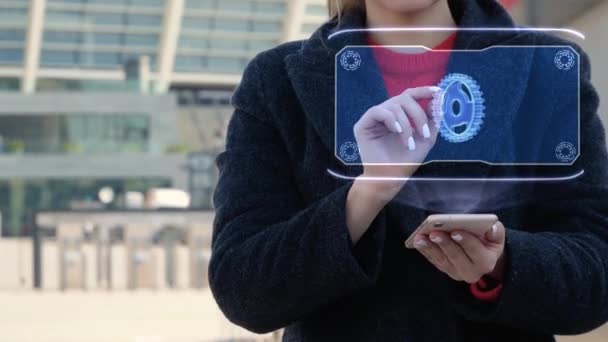 Mulher interage HUD engrenagem rotativa — Vídeo de Stock