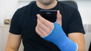 Fiberglas döküm el telefonu internet kullanıyor.