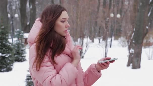 Fille aux cheveux roux avec hologramme Stratégie d'investissement — Video