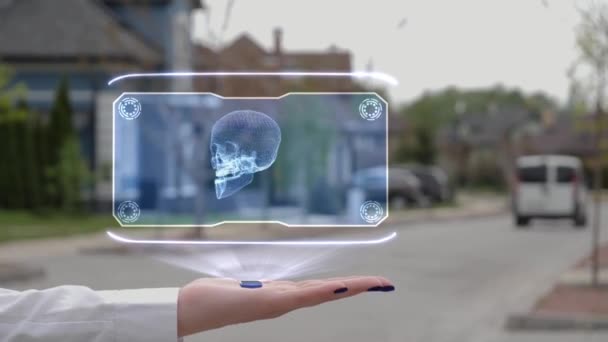 Hologram insan kafatasını gösteren kadın eli — Stok video