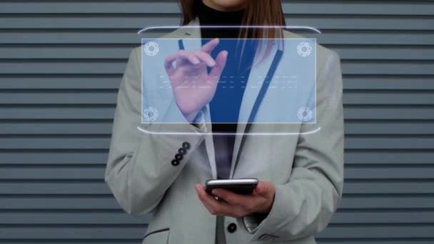 Affärskvinna interagerar HUD hologram multiplikator — Stockvideo
