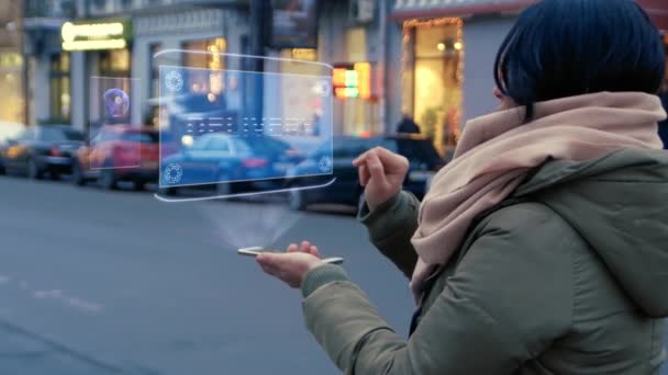 Mujer interactúa holograma entrega — Vídeo de stock