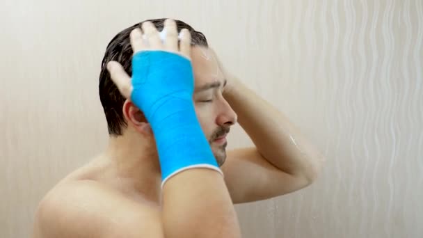 Prendre une douche en fibre de verre coulé — Video