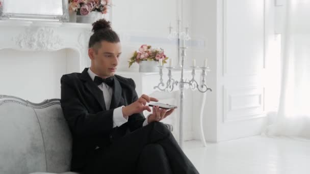 Jeune homme utilise hologramme rose fleur — Video