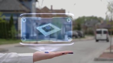 Hologram bilgisayar mikroçipi gösteren bir kadın el