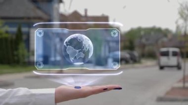 Hologram gezegeni Dünya 'yı gösteren bir kadın el.