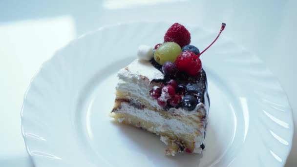 Pedazo de pastel en el plato — Vídeo de stock