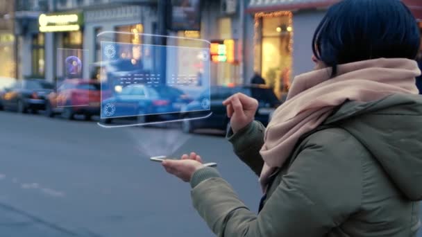 Mujer interactúa holograma nuevo trabajo — Vídeo de stock