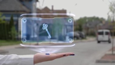 Hologram anahtarı gösteren kadın el