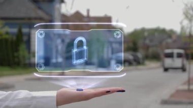 Hologram asma kilit gösteren kadın eli