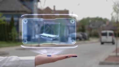 Hologram eski dizüstü bilgisayarı gösteren bir kadın el.