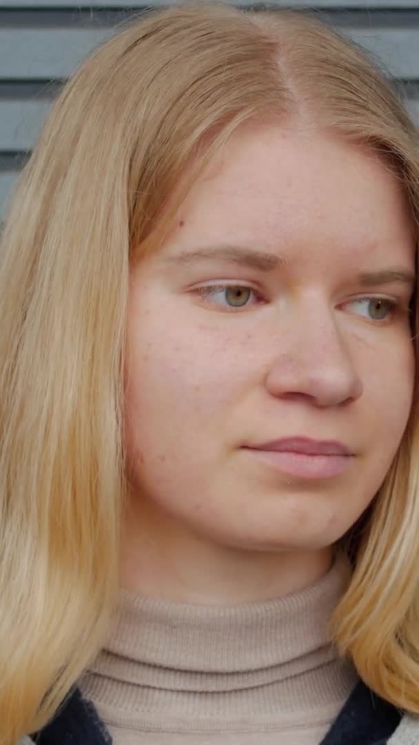 Vertikal video av Flicka student med en central heterochromia — Stockvideo