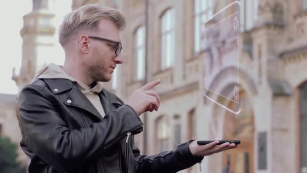 Розумний молодий чоловік показує голограму Купити 1 Отримати 1 Безкоштовно — стокове відео