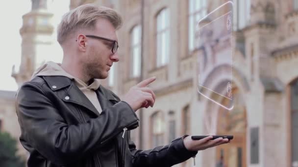 Joven inteligente muestra holograma Desconectar — Vídeo de stock