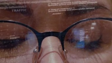 Geliştiricinin arkaplanındaki trafik metni