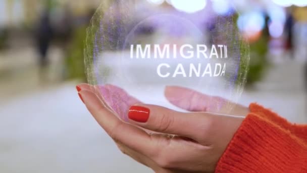 Kanada Göçmen Bürosu metnini tutan kadın eller — Stok video