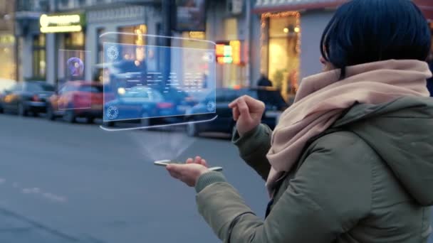 Женщина взаимодействует с голограммой Spam — стоковое видео